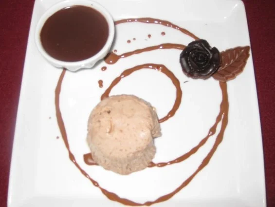 Rezept: Mandel-Nougatparfait in dunkler Schokolade Mandel-Nougatparfait in dunkler Schokolade - Rezept