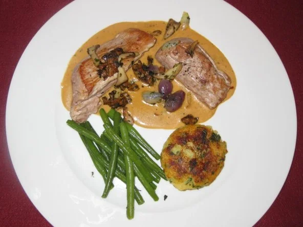 Rezept: Filetspitzen mit Kartoffelpflanzerl, Pfifferlingen und "Schischi" Filetspitzen mit Kartoffelpflanzerl, Pfifferlingen und "Schischi" - Rezept