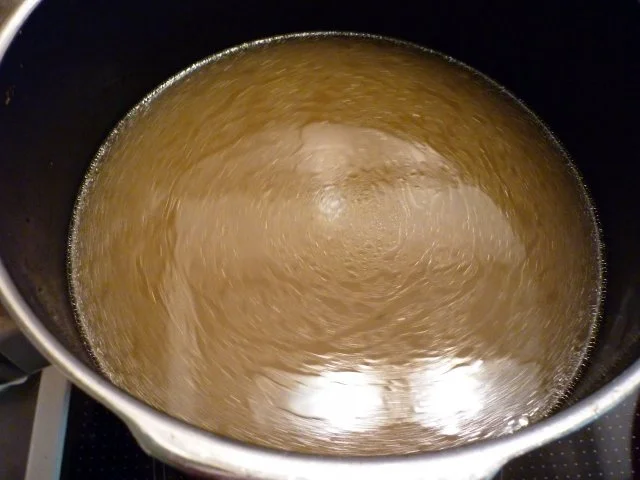 Hühnerbrühe kräftig, frisch zubereitet - Rezept