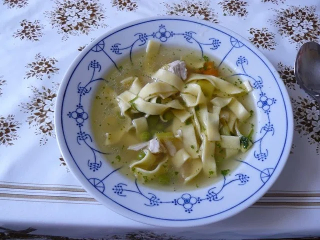 Frühlinssuppe mit Nudeln und Gemüse - Rezept