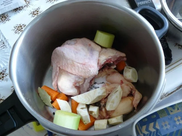 Frühlinssuppe mit Nudeln und Gemüse - Rezept - Bild Nr. 2