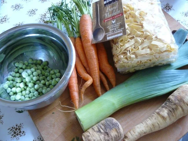 Frühlinssuppe mit Nudeln und Gemüse - Rezept - Bild Nr. 5
