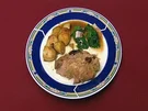 Schweinebraten im Römertopf mit Rosmarinkartoffeln und  gedämpftem Lattich (Vincent Raven) - Rezept