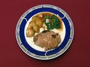 Rezept: Schweinebraten im Römertopf mit Rosmarinkartoffeln und gedämpftem Lattich (Vincent Raven) Schweinebraten im Römertopf mit Rosmarinkartoffeln und gedämpftem Lattich (Vincent Raven) - Rezept
