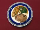 Schweinebraten im Römertopf mit Rosmarinkartoffeln und  gedämpftem Lattich (Vincent Raven) - Rezept
