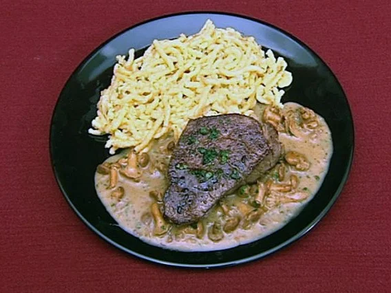 Rinderfilet auf Rahmpfifferlingen (Martin Kesici) - Rezept