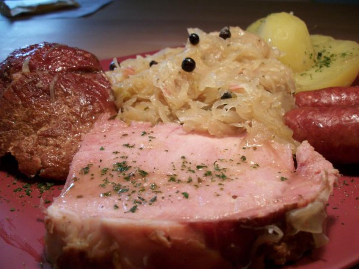 Kasseler mit süßen Sauerkraut, Salzkartoffeln und Mettenden - einfach ...