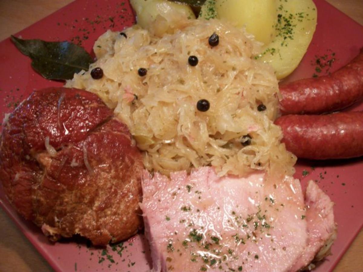 Kasseler mit süßen Sauerkraut, Salzkartoffeln und Mettenden....... - Rezept - Bild Nr. 2