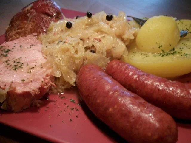 Kasseler mit süßen Sauerkraut, Salzkartoffeln und Mettenden....... - Rezept - Bild Nr. 3