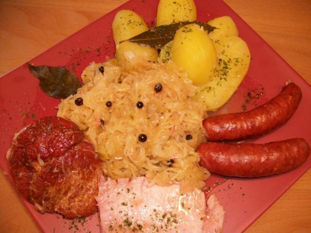 Kasseler mit süßen Sauerkraut, Salzkartoffeln und Mettenden - einfach ...