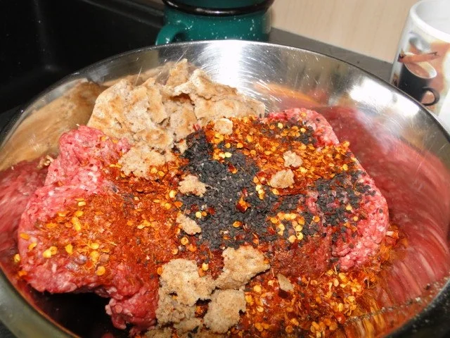 Rezept: Frikadellen mit schwarzem Sesam und Chiliflocken Frikadellen mit schwarzem Sesam und Chiliflocken - Rezept