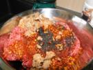 Frikadellen mit schwarzem Sesam und Chiliflocken - Rezept