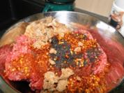 Frikadellen mit schwarzem Sesam und Chiliflocken - Rezept
