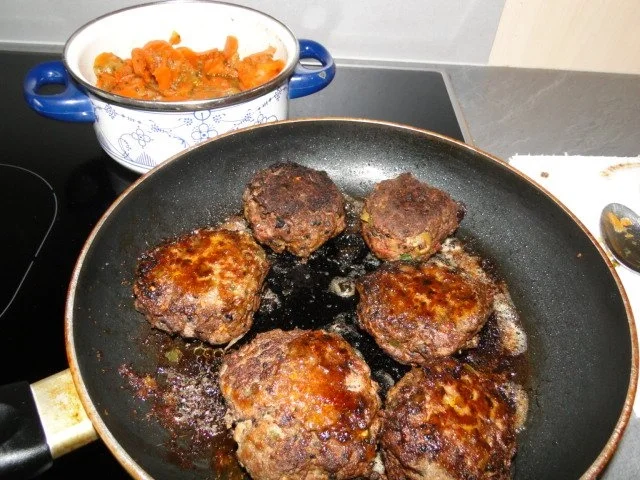 Rezept: Frikadellen mit schwarzem Sesam und Chiliflocken Bild Nr. 5 Frikadellen mit schwarzem Sesam und Chiliflocken - Rezept - Bild Nr. 5