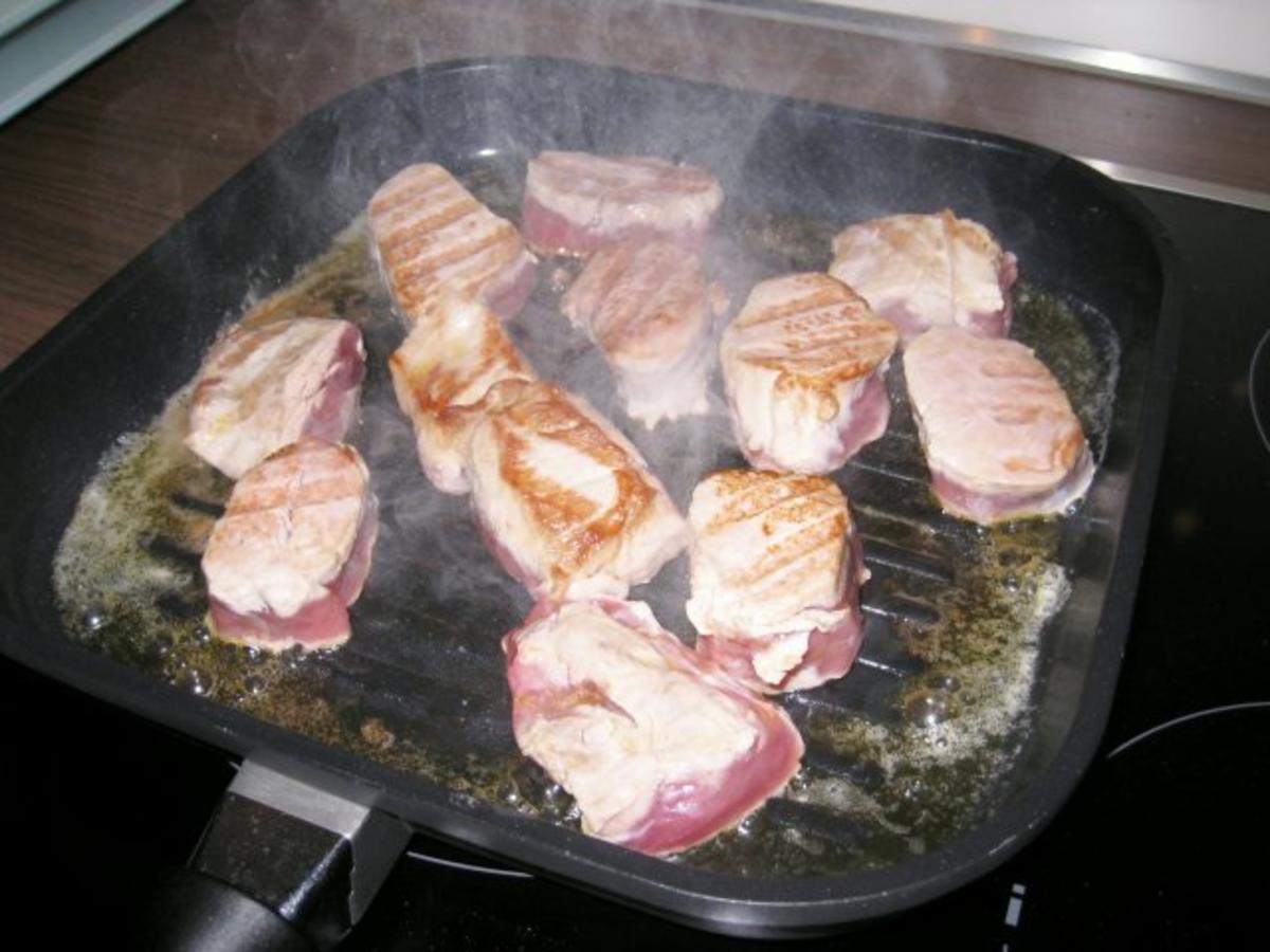 Schweinemedaillons mit gegrillten Tomaten und Kartoffelecken - Rezept - Bild Nr. 6