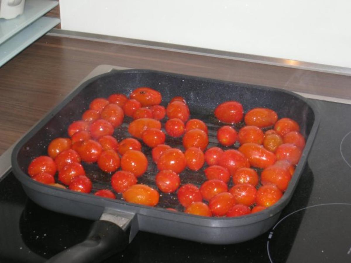Schweinemedaillons mit gegrillten Tomaten und Kartoffelecken - Rezept - Bild Nr. 7
