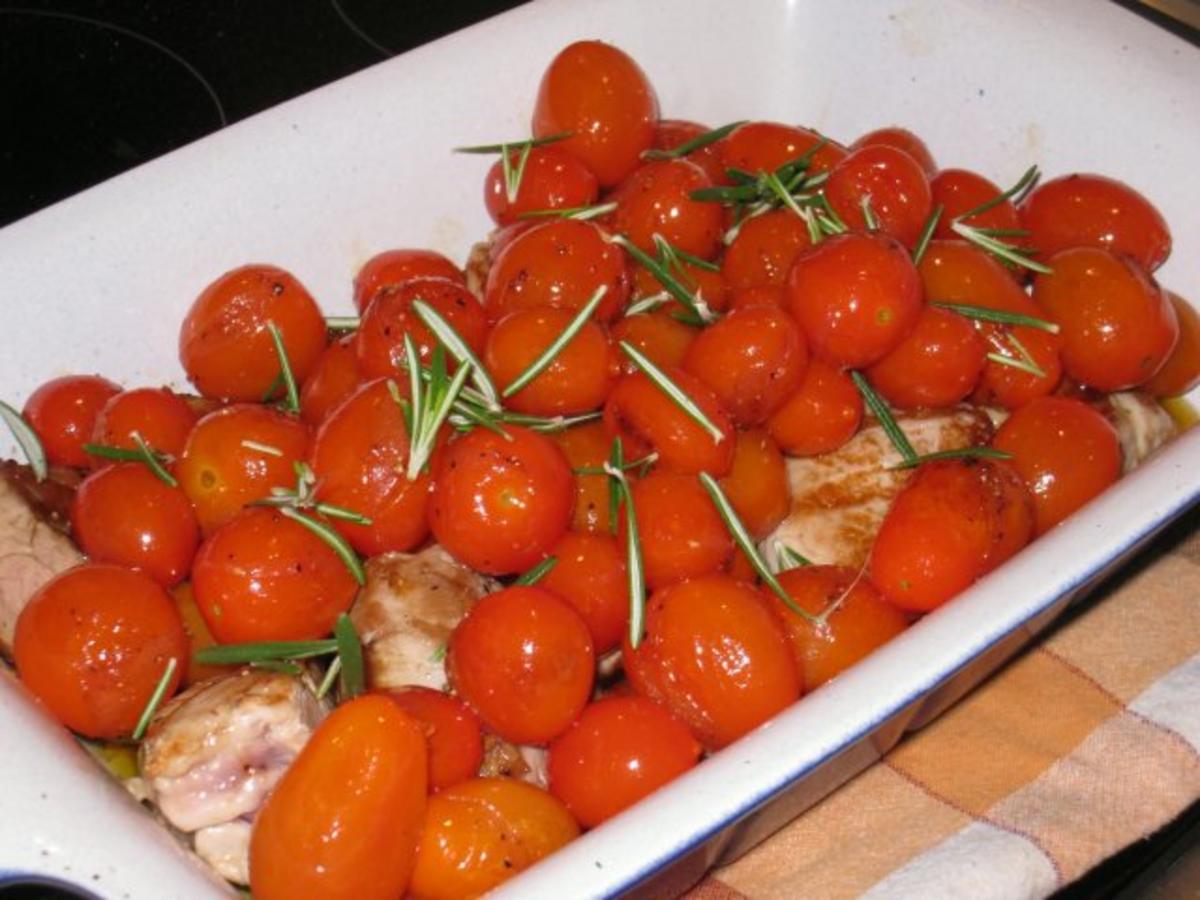 Schweinemedaillons mit gegrillten Tomaten und Kartoffelecken - Rezept - Bild Nr. 2
