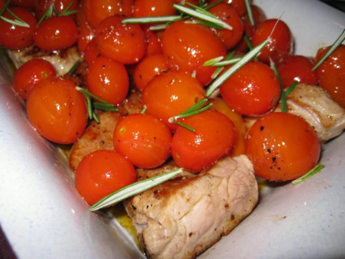 Schweinemedaillons mit gegrillten Tomaten und Kartoffelecken - Rezept ...