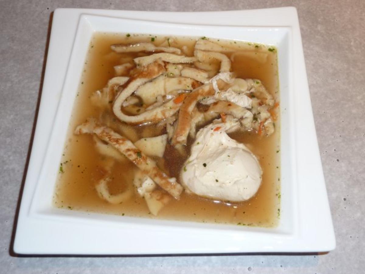 Schwäbische Flädlessuppe mit Ei Einlage - Rezept - kochbar.de
