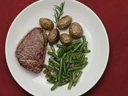Rezept: Filetsteaks mit Minikartoffeln und grünem Bohnensalat (Hanno Friedrich) Filetsteaks mit Minikartoffeln und grünem Bohnensalat (Hanno Friedrich) - Rezept