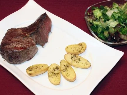 Rinderfilet mit Wasabi-Limonensalat und Kartoffelspalten - Rezept