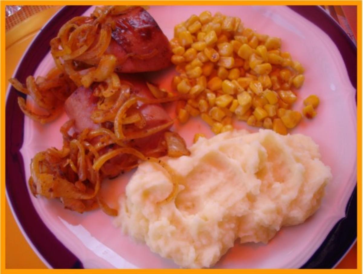 Gebratene Fleischwurst mit Röstzwiebeln, Mais und Kartoffelpüree ...