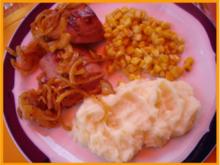 Gebratene Fleischwurst mit Röstzwiebeln, Mais und Kartoffelpüree - Rezept