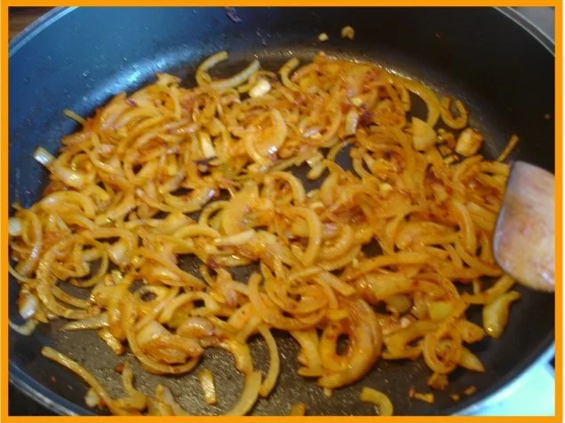 Gebratene Fleischwurst mit Röstzwiebeln, Mais und Kartoffelpüree - Rezept - Bild Nr. 3