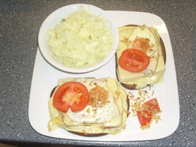 Leberkäs auf Bauernbrot mit Ei überbacken - Rezept