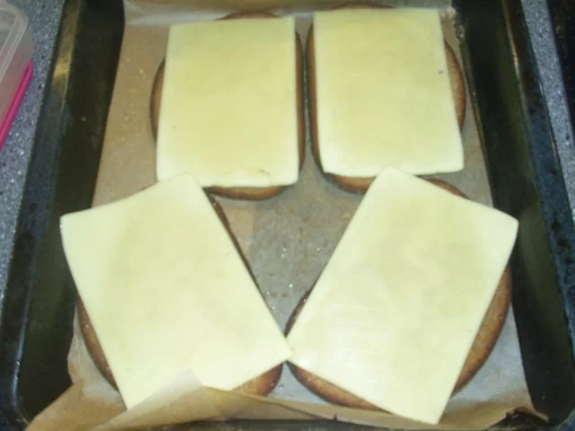 Leberkäs auf Bauernbrot mit Ei überbacken - Rezept - Bild Nr. 3