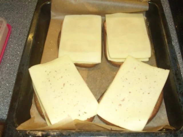 Leberkäs auf Bauernbrot mit Ei überbacken - Rezept - Bild Nr. 6