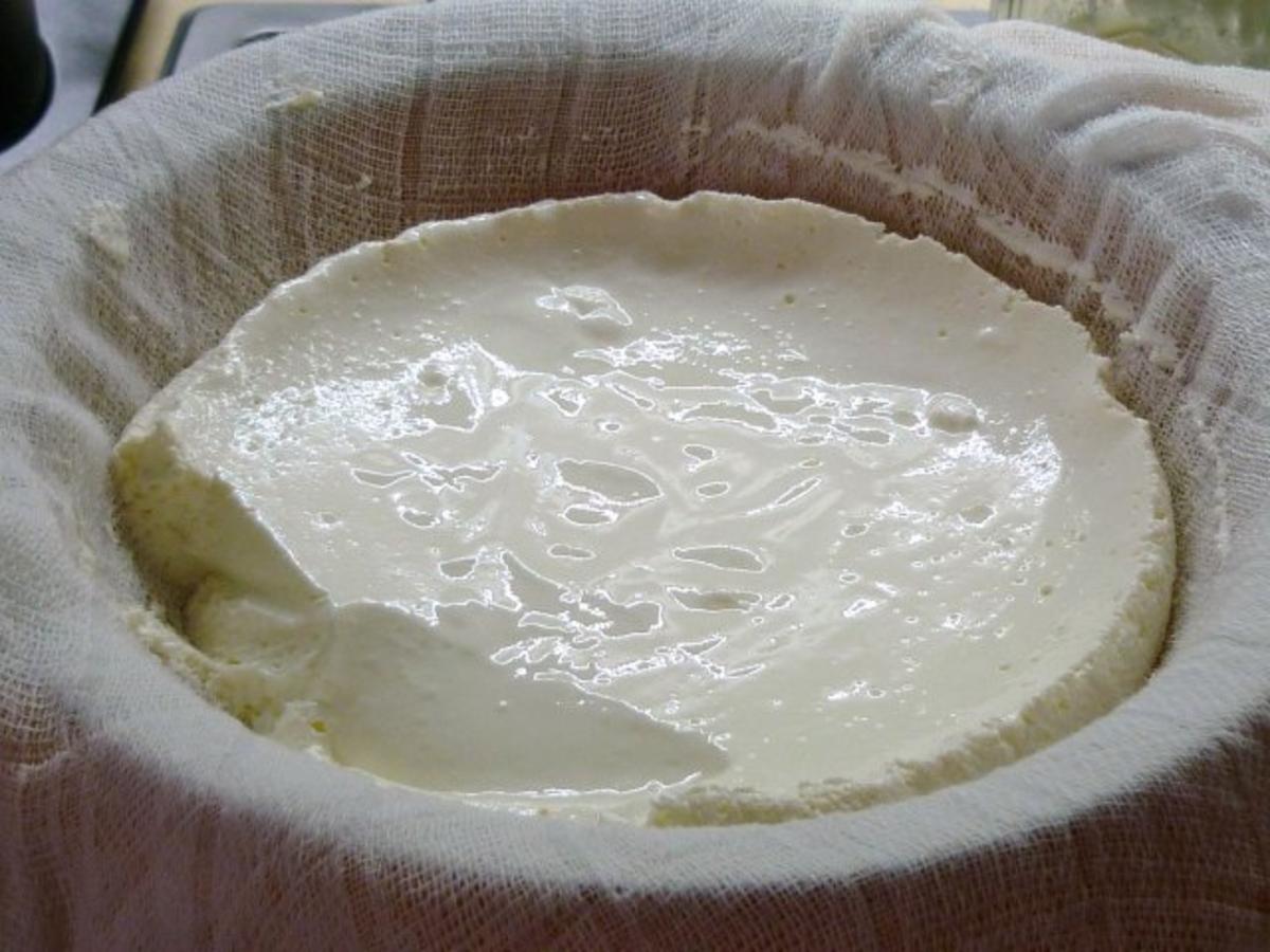 Basics - Frischkäseart aus Naturjoghurt - selbst hergestellt - Rezept - Bild Nr. 3