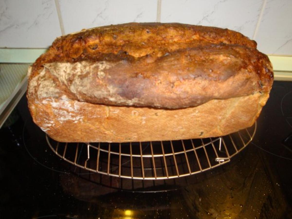 Dinkelbrot mit Oliven und getrockneten Tomaten - Rezept - kochbar.de