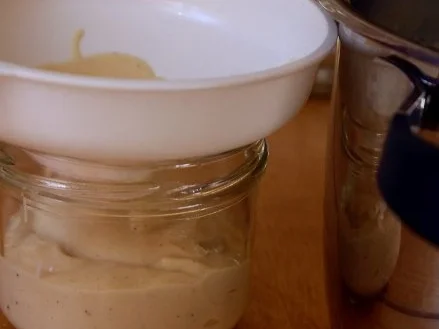 Gute-Laune-Creme mit Erdbeer-Ragout und Frischkäse-Topping - Rezept - Bild Nr. 5