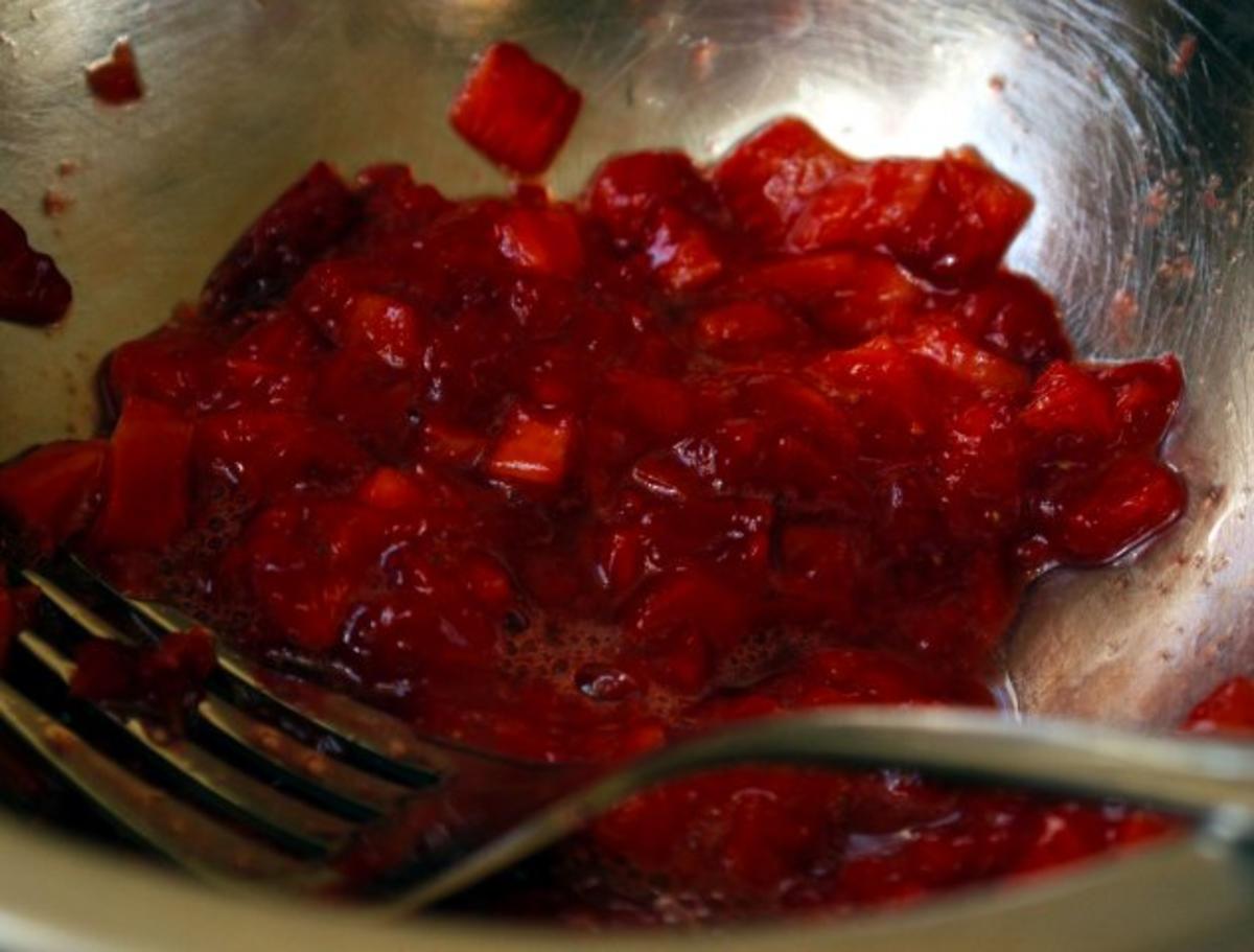 Gute-Laune-Creme mit Erdbeer-Ragout und Frischkäse-Topping - Rezept - Bild Nr. 8