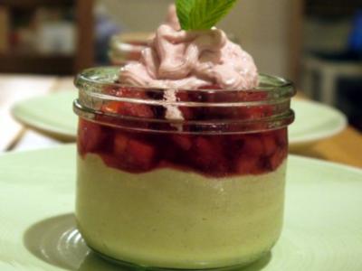 Gute-Laune-Creme mit Erdbeer-Ragout und Frischkäse-Topping - Rezept