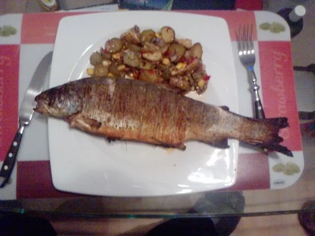 Rezept: Mehlige gegrillte Forelle mit chilligen sauren Bratkartoffeln Mehlige gegrillte Forelle mit chilligen sauren Bratkartoffeln - Rezept