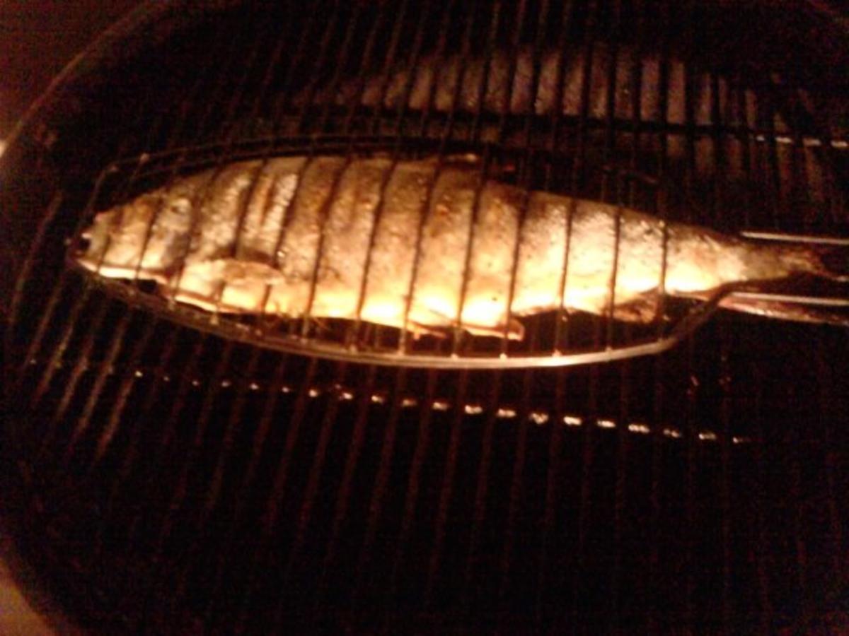 Mehlige gegrillte Forelle mit chilligen sauren Bratkartoffeln - einfach ...