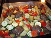 Frikadellen und Gemüse vom Blech - Rezept