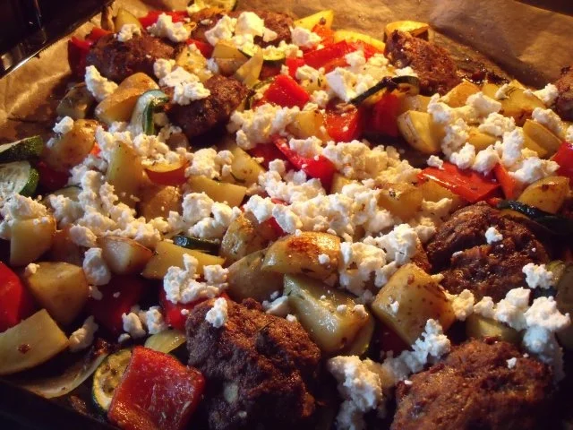 Frikadellen und Gemüse vom Blech - Rezept - Bild Nr. 2