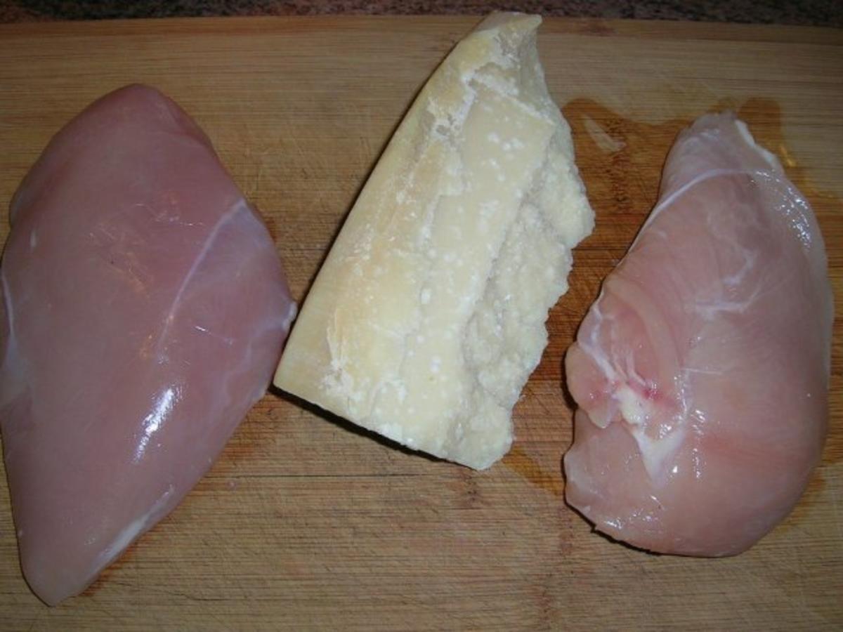 Hähnchenbrust im Parmigiano-Mantel neben Kartoffel-Käse-Rösti und Blumenkohl - Rezept - Bild Nr. 4