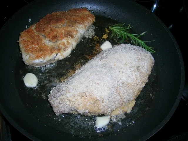 Hähnchenbrust im Parmigiano-Mantel neben Kartoffel-Käse-Rösti und Blumenkohl - Rezept - Bild Nr. 5