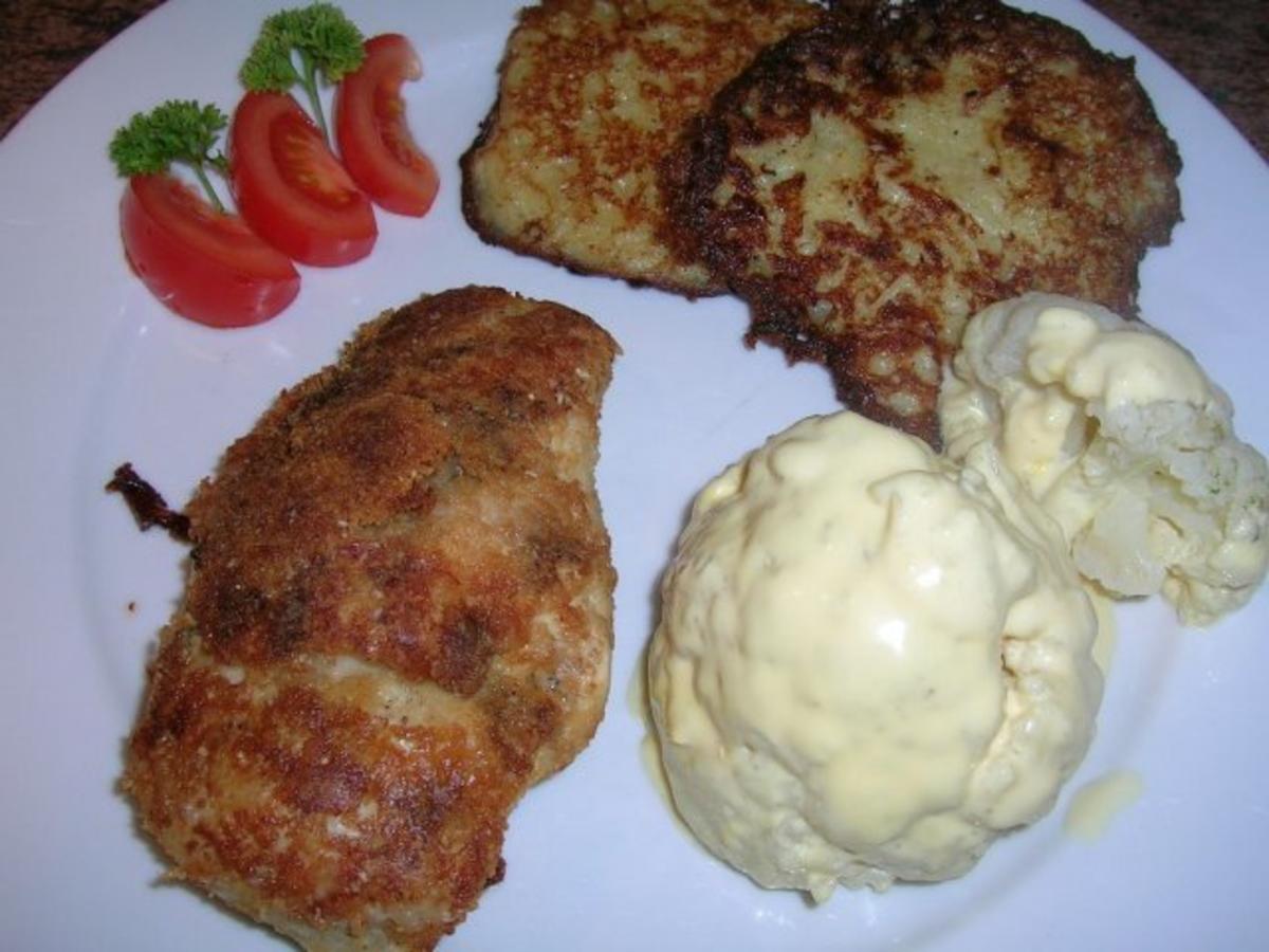 Hähnchenbrust im Parmigiano-Mantel neben Kartoffel-Käse-Rösti und Blumenkohl - Rezept - Bild Nr. 2