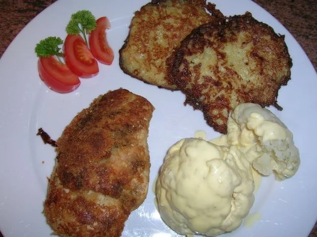 Hähnchenbrust im Parmigiano-Mantel neben Kartoffel-Käse-Rösti und Blumenkohl - Rezept