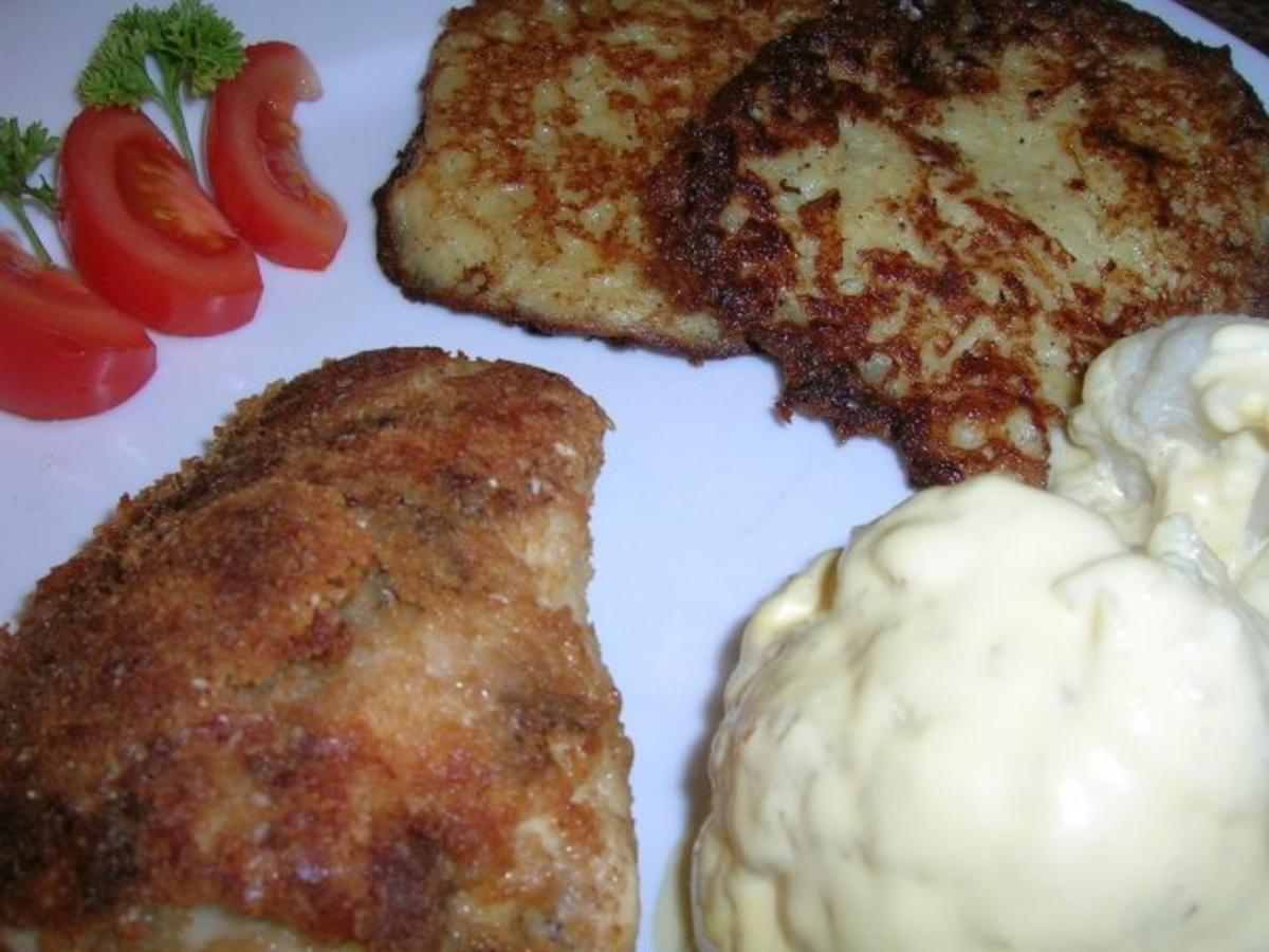 Hähnchenbrust im Parmigiano-Mantel neben Kartoffel-Käse-Rösti und Blumenkohl - Rezept - Bild Nr. 3