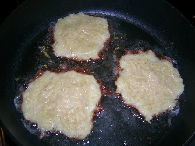 Hähnchenbrust im Parmigiano-Mantel neben Kartoffel-Käse-Rösti und Blumenkohl - Rezept - Bild Nr. 7