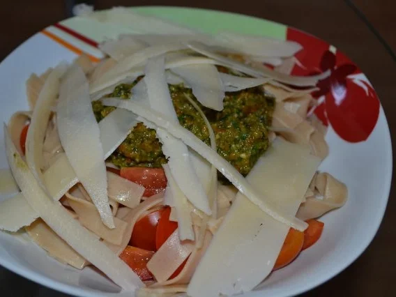Vollkornpasta mit Pesto und Parmesan - Rezept