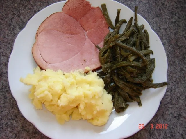 Fleisch : Geräuchertes (Eigenproduktion) mit Dörrbohnen und Kartoffelpü - Rezept