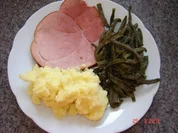 Fleisch : Geräuchertes (Eigenproduktion) mit Dörrbohnen und Kartoffelpü - Rezept