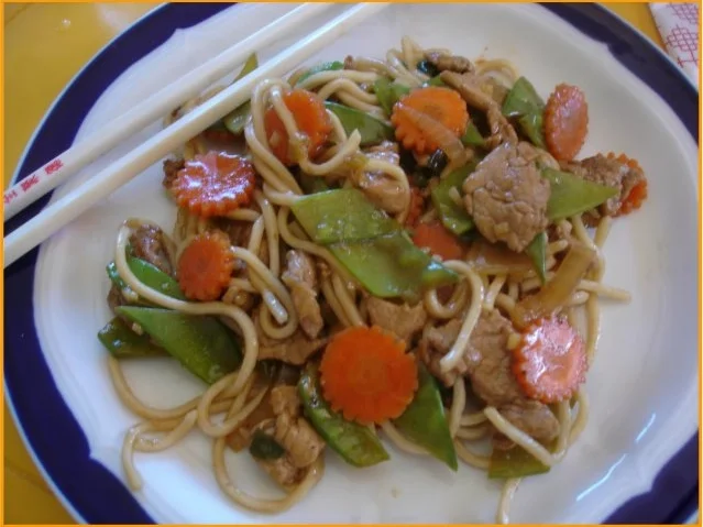 Nudeln mit Schweinefleisch und Gemüse in Pflaumensauce - Rezept